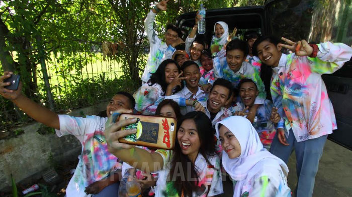 Ada 16 Siswa di Tulungagung yang Tidak Lulus - saling-coret-spidol-dan-cat-semprot_20180503_215023.jpg