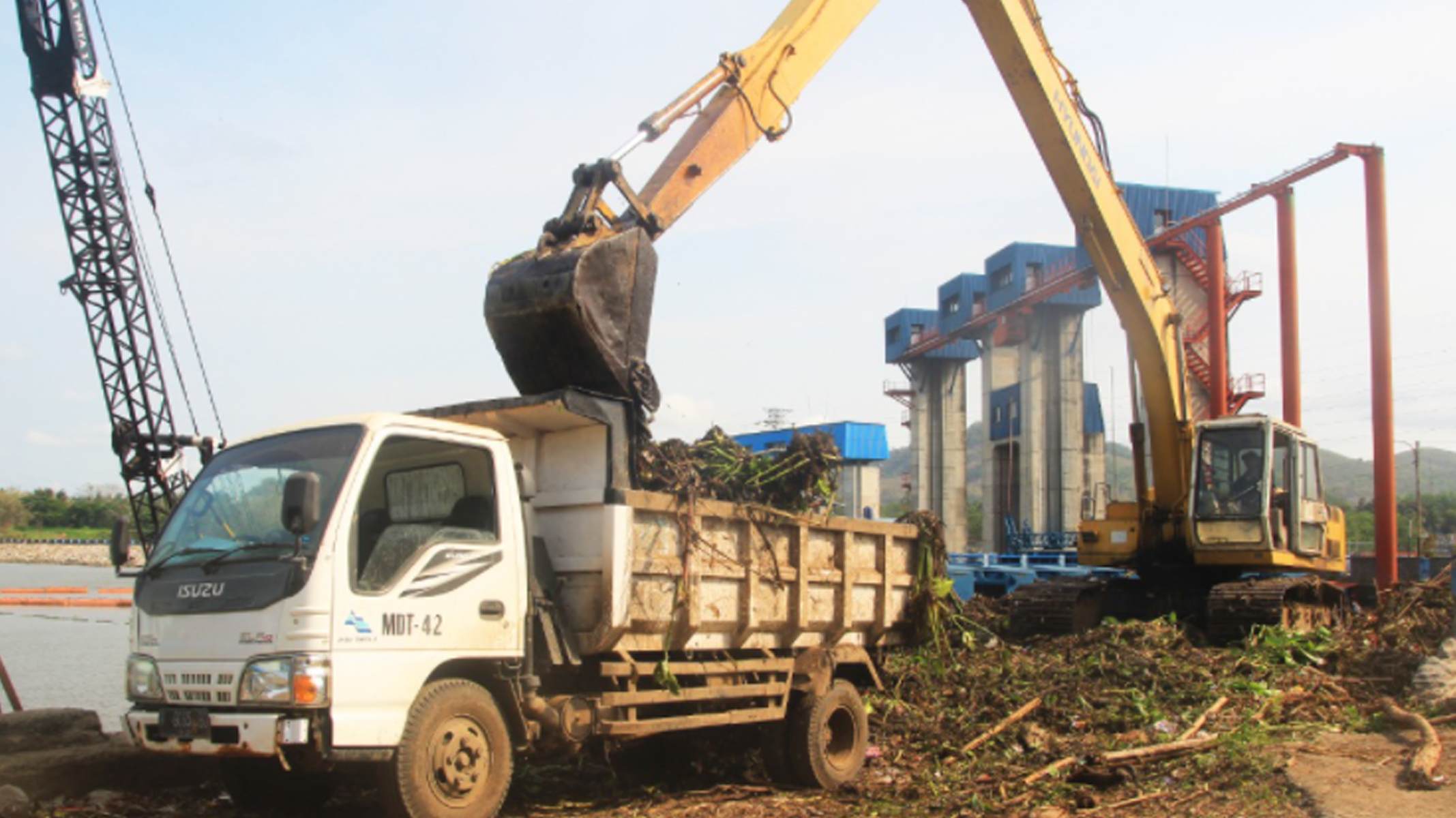 PJT I Bersihkan Sampah di DAS Brantas