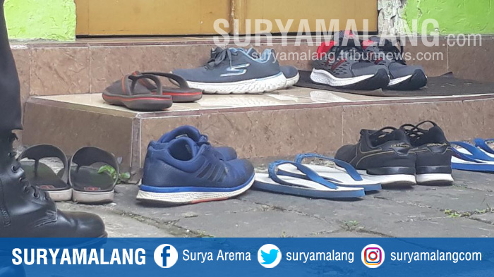 sandal-jepit-biru-pojok-kanan-merupakan-sandal-baru-penyidik-kpk_20180322_093445.jpg