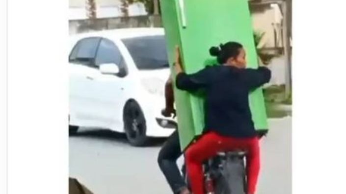 santuy-pengendara-motor-membawa-kulkas.jpg