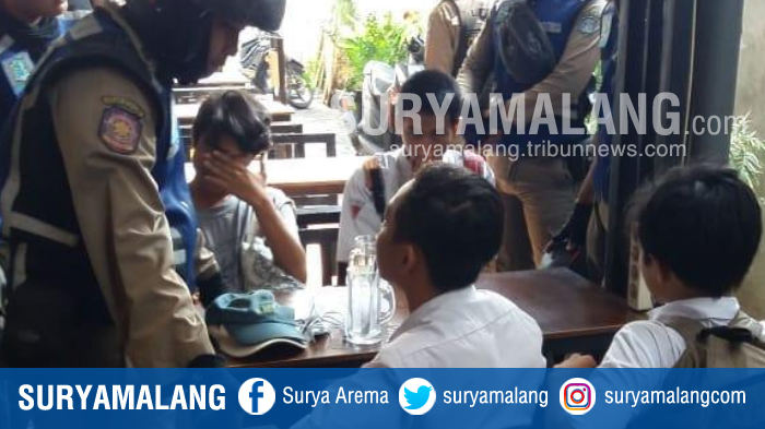 Satpol PP Surabaya Tangkap 5 Pelajar yang Diduga Bolos Sekolah dan Nongkrong di Warkop
