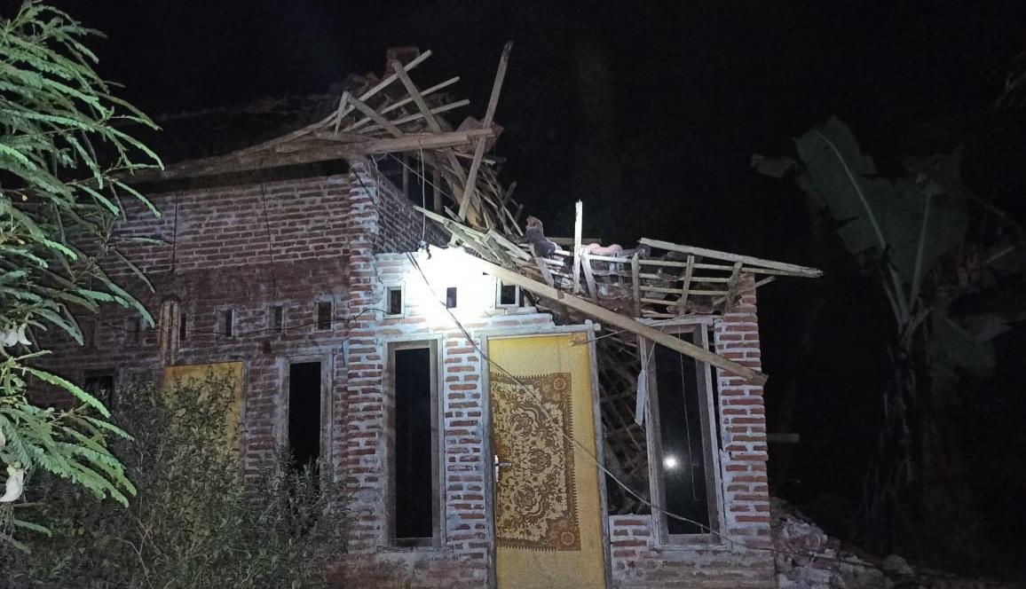satu-rumah-di-lumajang-rusak-akibat-diguncang-gempa-bumi-bermagnitudo-62.jpg