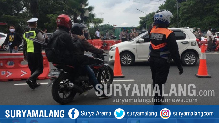 screening-ketat-di-titik-check-point-pintu-masuk-pada-hari-pertama-psbb-surabaya.jpg