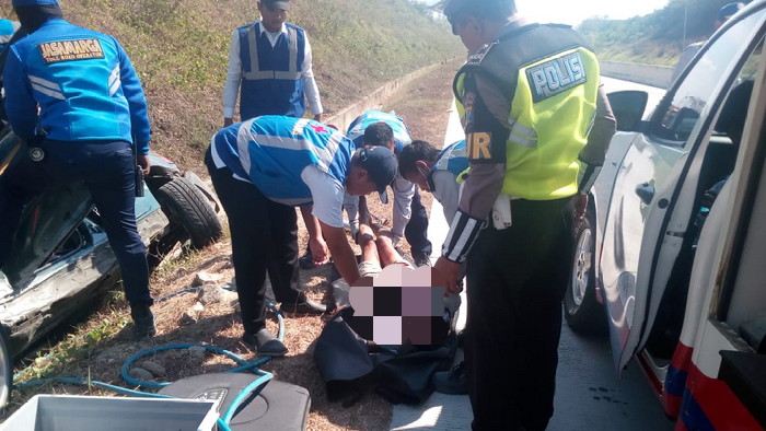 Sedan BMW Tabrak Pekerja di Jalur Tol Nganjuk - Madiun, Akibatnya Mengerikan