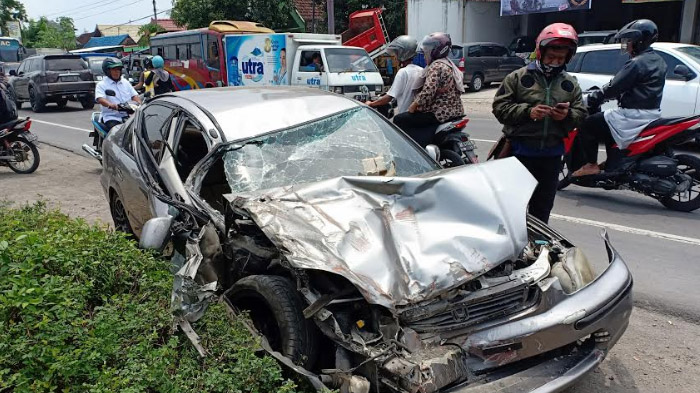 Diduga Mengantuk, Pengemudi Sedan Tabrak Truk Bermuatan Rangka Baja Di Madiun