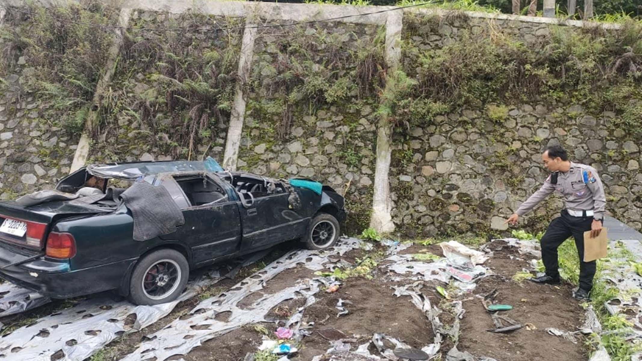 Mobil Sedan Terjun ke Lereng Jalan di  Pujon Malang, 3 Orang Warga Jombang Terluka