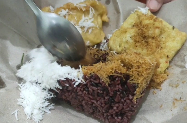 Sego Karak Gimbal Tempe, Kuliner Unik Khas Gresik