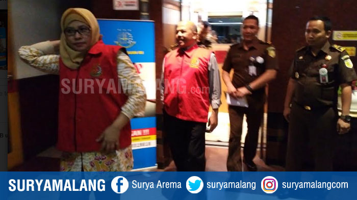 BREAKING NEWS - Jaksa Kurung Mantan Sekretaris Pemkab Jember dan Mantan Kepala BPKA