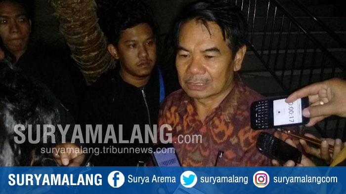 sekda-kota-malang-wasto-usai-menjalani-pemeriksaan-penyidik-kpk-di-polres-malang-kota_20170814_201135.jpg