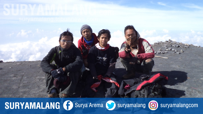 sekelompok-pendaki-berpose-di-puncak-mahameru-gunung-semeru-jawa-timur.jpg