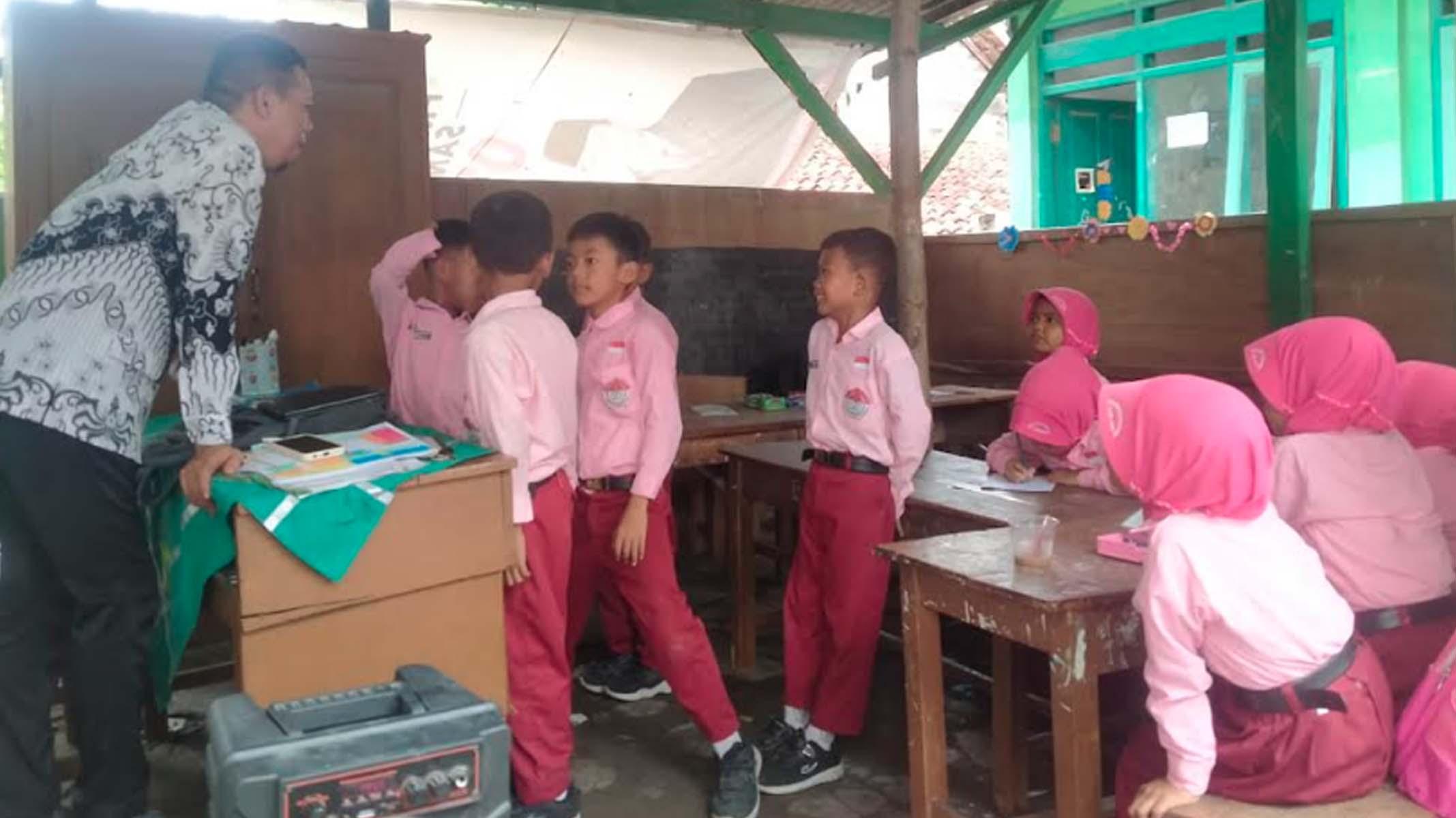 Selama Ini Belajar di Tempat Parkir, SDN di Sampang Ini Berpeluang Dapat Bantuan Rehab di 2025