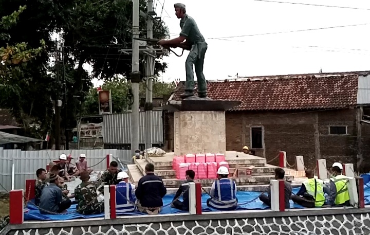 Yonif Raider 500/Sikatan Selamatan untuk Memindahkan Monumen Perjuangan di Ngantru, Tulungagung