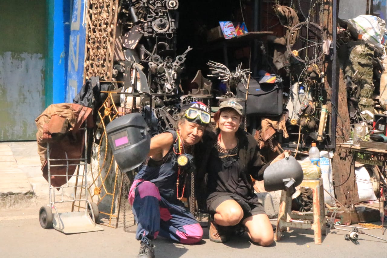 Seniman Wanita asal Inggris Berkolaborasi Membuat Patung dari Baja Bekas Dengan Seniman Kota Malang