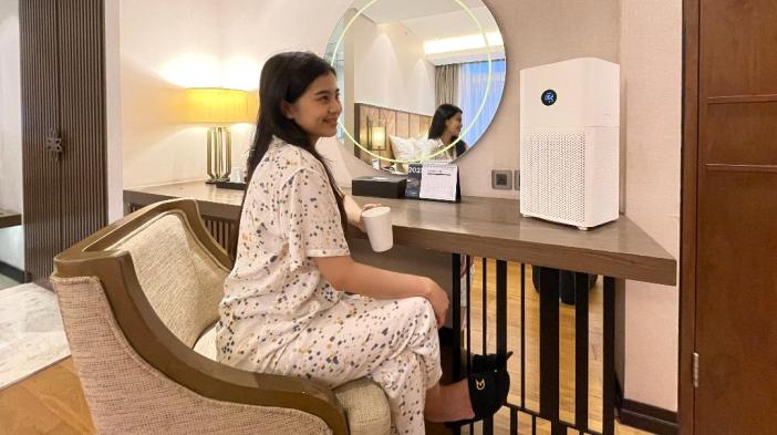 seorang-tamu-berada-di-dalam-kamar-golden-tulip-holland-resort-batu-yang-dilengkapi-air-purifier.jpg