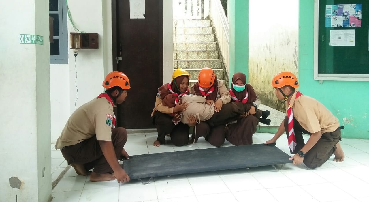 simulasi-menghadapi-bencana-kebakaran-siswa-smk-di-tuban.jpg
