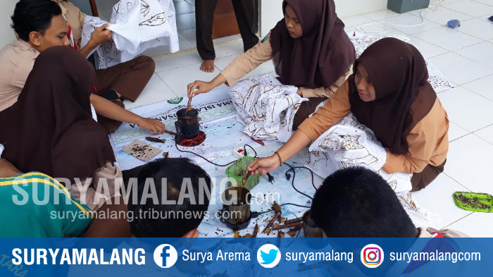 siswa-belajar-membatik-di-sma-islam-nusantara-kota-malang_20171119_175545.jpg
