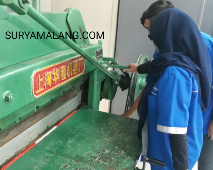 siswa-di-smkn-4-kota-malang-praktik-mapel-produktif-untuk-persiapan-prakerin-mulai-januari-2021.jpg