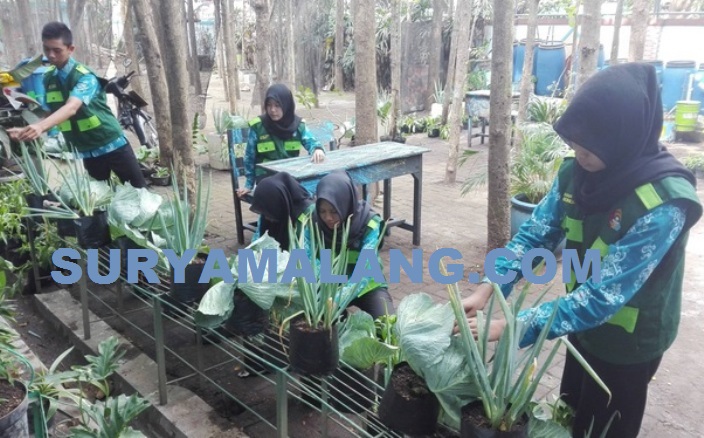 siswa-smkn-6-kota-malang-merawat-tanaman-di-rumah-kompos-yang-baru-diresmikan-blh_20160810_184801.jpg