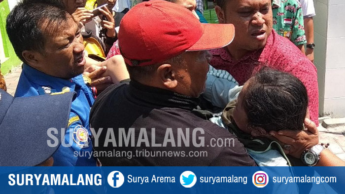 siswi-sd-terporosok-di-dalam-sumur-sedalam-9-meter-di-sekolah-jalan-semeru-kota-blitar.jpg
