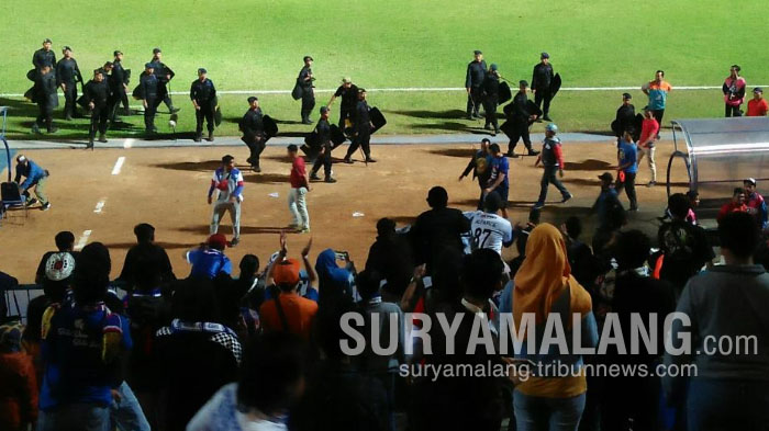 situasi-tegang-usai-laga-arema-fc-vs-borneo-fc-di-stadion-kanjuruhan-kabupaten-malang.jpg