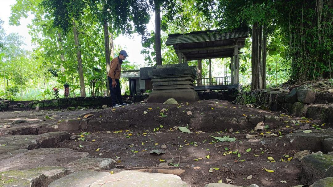 situs-Mejo-Miring-di-Dusun-Bambang-Desa-Siraman-Kecamatan-Kesamben-Kabupaten-Blitar.jpg