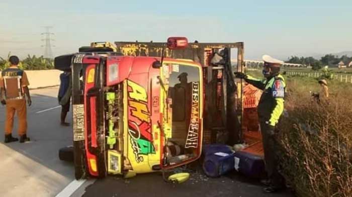 sopir-mengantuk-menyebabkan-truk-nopol-ad-1530-ye-terguling-di-tol-caruban-nganjuk.jpg