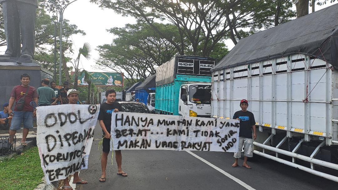sopir-truk-gelar-aksi-unjuk-rasa-tolak-aturan-ODOL-di-Jalibar-Kepanjen-Kabupaten-Malang.jpg