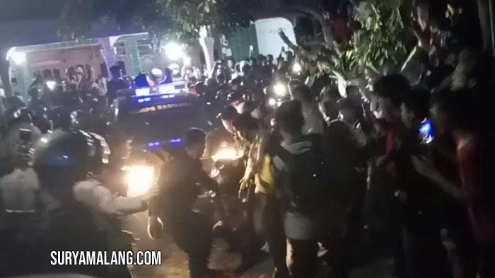 BREAKING NEWS - Ribuan Orang Kepung Sopir Truk Sembunyi di Rumah Warga Desa Gandong, Tulungagung