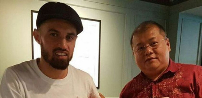 stefano-lilipaly-berfoto-dengan-ceo-bali-united-yabes-tanuri_20170812_074917.jpg