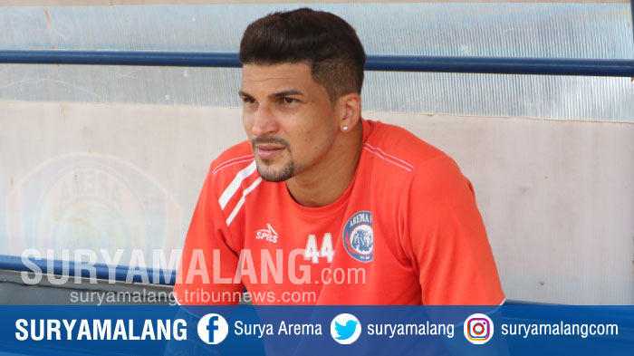 stopper-arema-fc-arthur-cunha_20170908_123827.jpg