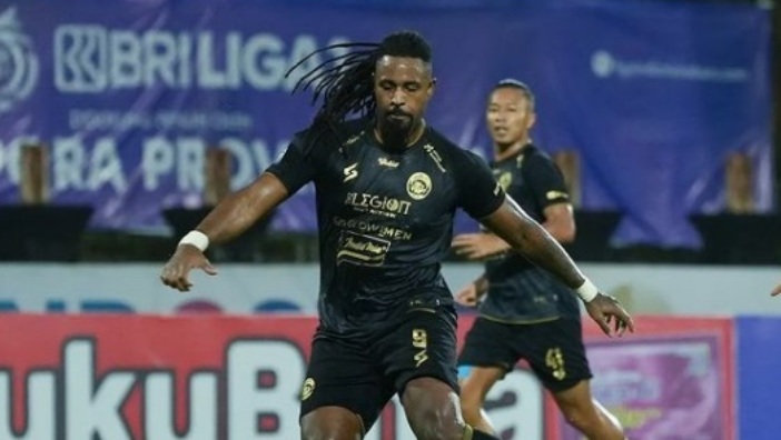 striker-arema-fc-carlos-fortes-dalam-laga-melawan-borneo-fc-minggu-2032022.jpg