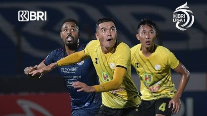 striker-arema-fc-carlos-fortes-dikawal-dua-pemain-barito-putera-dalam-laga-liga-1-2021.jpg