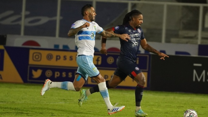 striker-arema-fc-carlos-fortes-kanan-dalam-laga-menghadapi-persela-lamongan.jpg
