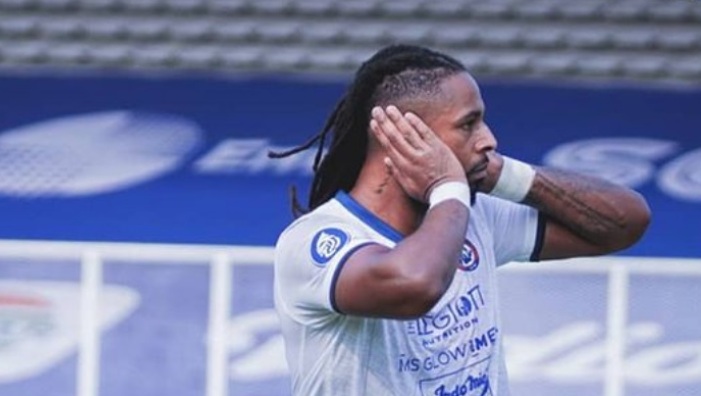 striker-arema-fc-carlos-fortes-mencetak-gol-perdana-ke-gawang-persipura-jayapura.jpg