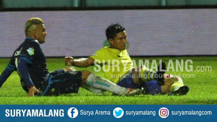 striker-arema-fc-cristian-gonzales-berebut-bola-dengan-bek-persegres-gu-ade-suhendra_20171025_200833.jpg