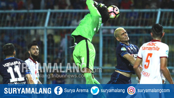 striker-arema-fc-cristian-gonzales-berebut-bola-dengan-kiper-pusamania-borneo-fc-m-ridho_20170731_085406.jpg