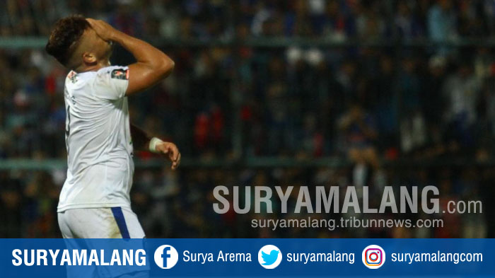 striker-arema-fc-robert-lima-gladiator-gagal-mencetak-gol-ke-gawang-persela-lamongan.jpg