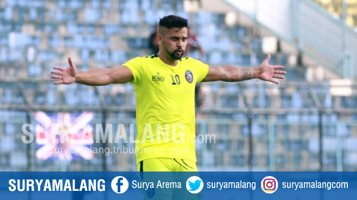 striker-arema-fc-robert-lima-guimaraes-alias-robert-gladiator.jpg