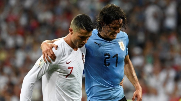 striker-uruguay-edinson-cavani-dipapah-keluar-lapangan-oleh-kapten-portugal-cristiano-ronaldo_20180704_152503.jpg