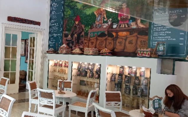 suasana-di-dalam-kafe-tugu-kawisari-malang-di-jl-basuki-rahmad-kota-malang.jpg