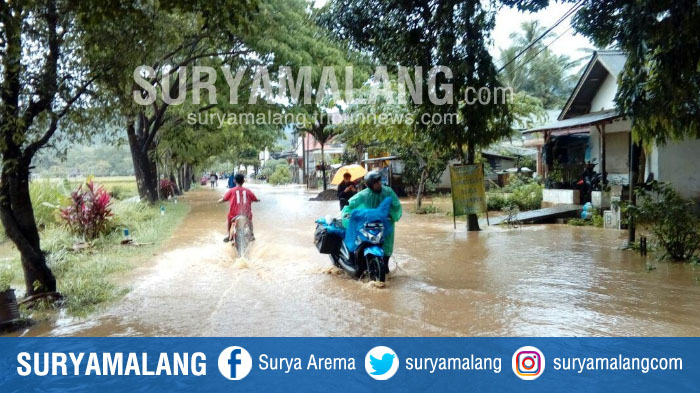 suasana-jalanan-di-desa-sitiarjo-kabupaten-malang-yang-tergenang-air-banjir_20171018_170539.jpg