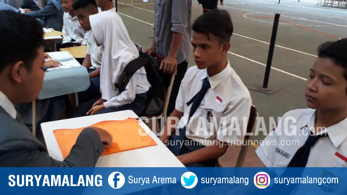 suasana-pengambilan-pin-di-smkn-4-kota-malang-selasa-562018_20180605_171240.jpg