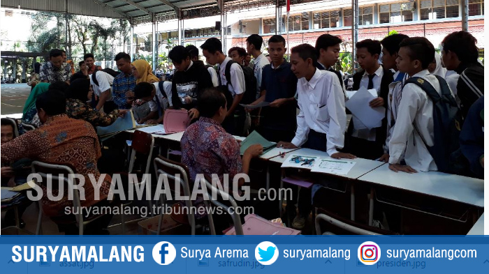 suasana-pengambilan-pin-ppdb-di-lapangan-olahraga-smkn-4-kota-malang_20170606_150535.jpg
