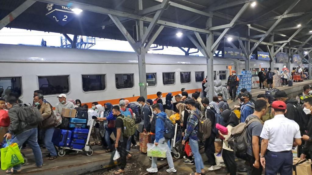 suasana-penumpang-ka-di-stasiun-pasar-turi-surabaya-minggu-112022.jpg