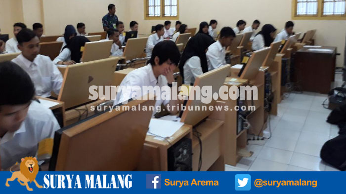 suasana-ujian-paket-c-setara-sma-di-smkn-4-kota-malang-beberapa-waktu-lalu_20170428_185434.jpg