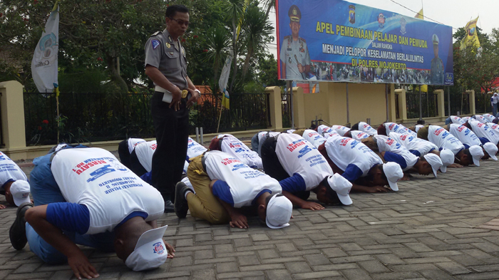 Anak-anak SMA Mojokerto Bersujud di Hadapan Polisi, Inilah Yang Terjadi