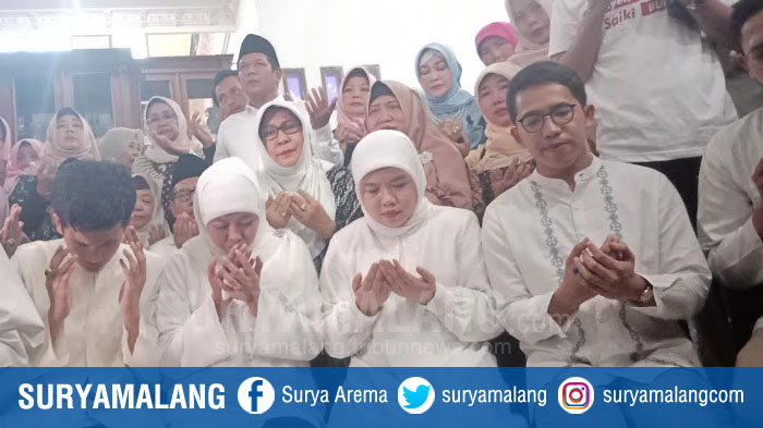 Dengar Hasil Quick Count Pilgub Jatim, Khofifah dan Keluarga Langsung Sujud Syukur