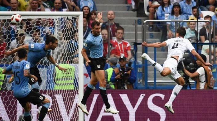sundulan-raphael-varane-membawa-perancis-unggul-atas-uruguay_20180706_220636.jpg
