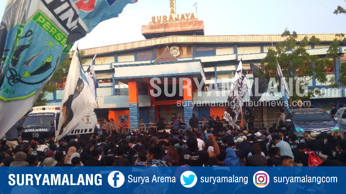suporter-persela-lamongan-mengepung-pintu-utama-stadion-surajaya-lamongan-rabu-20112019.jpg