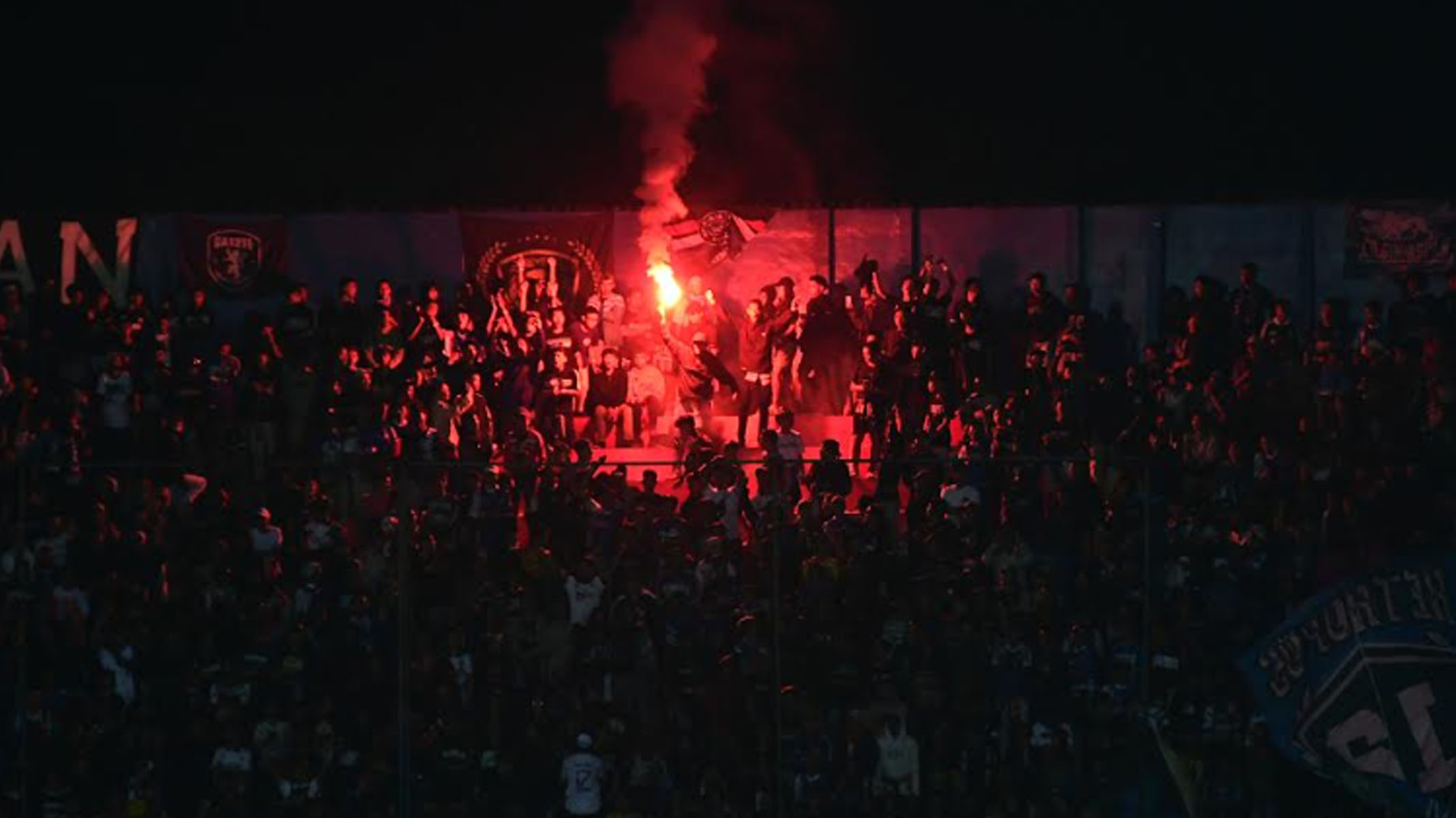 suporter-tim-arema-fc-aremania-menyalakan-flare.jpg